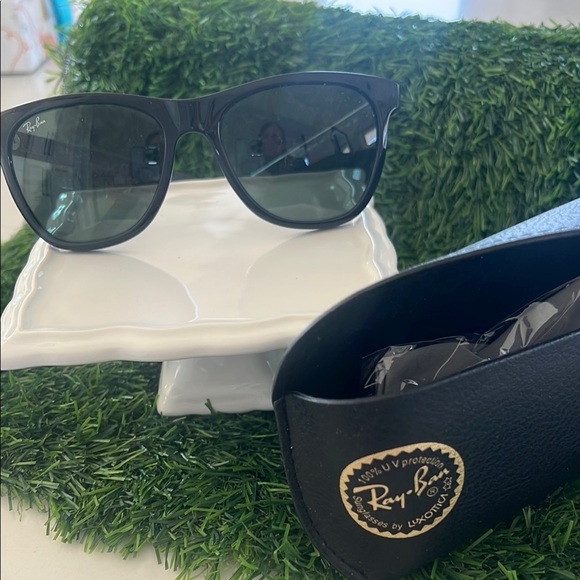 Justin Ray-Ban Black Sunglasses with Sleek Design